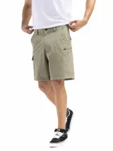 Bermuda de trekking color caqui, corte clásico, con múltiples bolsillos funcionales, incluyendo bolsillos cargo con cierre y botón. Presenta presillas para cinturón y cierre de botón y cremallera.