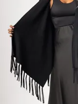 Falda midi de satén color gris plata, con cintura elastizada.