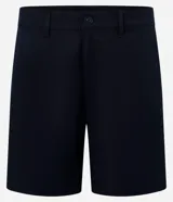 Bermuda masculina color beige confeccionada en sarga, de corte recto, con cintura con trabilla, cierre tradicional y bolsillos laterales y traseros.