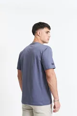 Remera de manga corta con escote redondo, corte regular y lettering estampado.