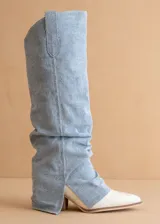 Bota de caña alta de denim celeste con puntera de cuero sintético blanco y taco de madera.