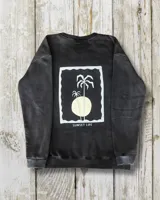 Buzo negro de corte oversize con estampa en la espalda de un paisaje con palmeras y la frase "Sunset Life".