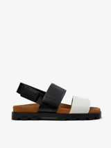 Sandalias con plataforma de cuero vacuno, con dos tiras anchas, una negra y otra blanca, con ajuste de velcro.