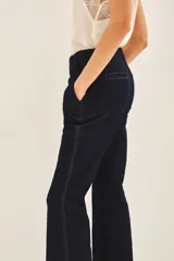 Pantalón sastrero de denim azul oscuro, corte recto, con costuras a contratono, cierre metálico, gancho sastrero y botón en la cintura.
