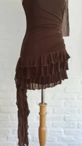 Vestido corto marrón con escote halter y falda con volados.