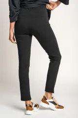 Legging maternal negro de algodón y elastano, tiro alto y calce ajustado.