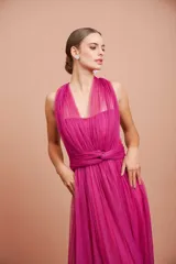 Vestido largo color fucsia de micro tul, strapless y multi posición.