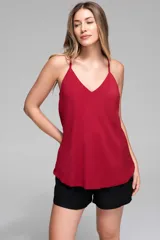 Musculosa roja con breteles finos y escote en V.