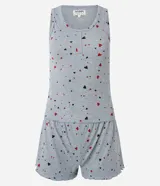Conjunto de pijama short doll confeccionado en rib, compuesto por una musculosa con puño y un short con cintura elástica, ambos con estampado de corazones.