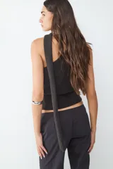 Top asimétrico de punto color gris oscuro, con diseño de un solo hombro y cuello alto tipo bufanda.