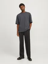 Remera gris oscuro de algodón, corte oversize y cuello redondo.