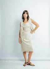 Vestido midi color champagne de satén con escote cowl y tirantes finos.