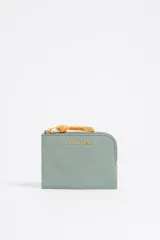Monedero de nylon color verde, con cierre de cremallera y tarjetero interior, exterior con logo metálico.