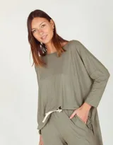 Remerón blanco de manga larga confeccionado en morley y viscosa.