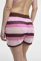Short tejido a crochet con rayas horizontales en tonos rosa, marrón y beige.