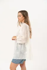 Blusa color crudo con bordado de flores, escote cuadrado y mangas 3/4 abullonadas.