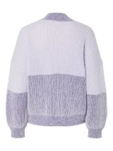 Sweater de punto suave con calce holgado y cuello redondo, a rayas horizontales en color lavanda y lila.