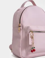 Mochila rosa de cuero sintético con bolsillo frontal con cierre y estampa de cerezas.
