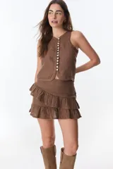 Musculosa celeste de lino con botones frontales.