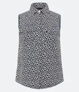Camisa musculosa con estampa de corazones, cuello camisero, abotonado delantero y bolsillos en el pecho.