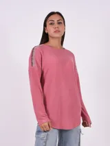 Blusa gris oscuro de manga larga con detalle de pespuntes blancos en los hombros.