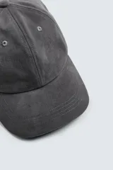 Gorra de béisbol gris oscuro de algodón con acabado aterciopelado y ajuste trasero.