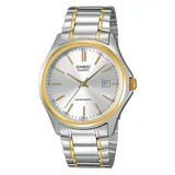 Reloj Casio para hombre, con caja plateada y detalles dorados, esfera plateada, agujas doradas y correa de acero inoxidable plateada y dorada.