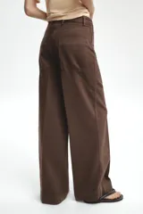 Pantalón de jean marrón de tiro alto, corte wide leg y relaxed fit.