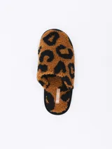 Pantufla con diseño de animal print en tonos marrones y beige, con suela blanca.