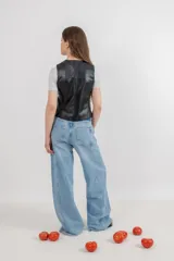 Chaleco de cuero negro con cuello en V y cierre frontal con botones.