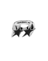 Anillo plateado de la marca TwoJeys con dos estrellas esmaltadas en negro.