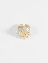 Anillo dorado ajustable de acero quirúrgico hipoalergénico con diseño de estrella texturizada.