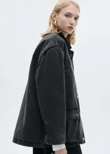 Chaqueta oversize de algodón negro con cuello camisero de pana, cierre frontal con cremallera y botones a presión, bolsillos de parche con solapa y bolsillos de ribete.
