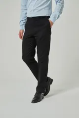 Pantalón chino azul marino de corte recto con bolsillos laterales y traseros.