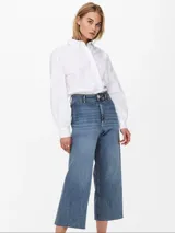 Jean ancho cropped de tiro alto en denim azul medio lavado, con grandes bolsillos utilitarios cuadrados en la parte trasera.