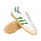 Championes Adidas Samba Adv, color blanco con detalles en verde y suela color caramelo.