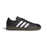 Championes Adidas VL Court Base negros con las tres tiras blancas y suela marrón.