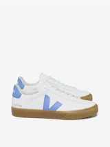 Zapatilla blanca con detalles en azul, confeccionada en canvas, de diseño clásico y suela de goma.