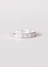 Anillo enchapado en plata con una fila continua de zirconias encuadradas. Diseño moderno y minimalista.