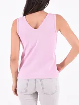 Musculosa celeste con cuello en V y cierre de botones.
