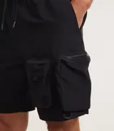 Bermuda cargo color hueso, con cintura elástica ajustable con cordón, bolsillos laterales tipo cargo con cierre y bolsillos laterales y traseros.