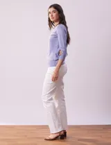Sweater lila de tejido combinado, con cuello redondo y mangas 3/4 con detalle de botones.
