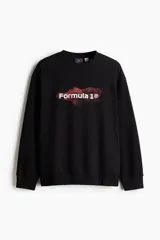 Buzo negro de corte holgado con estampado de un auto de Fórmula 1 y el logo de la competencia en color rojo.