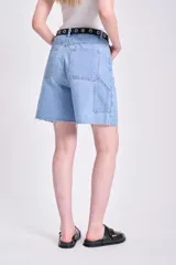 Bermuda de jean celeste con corte a la rodilla y ruedo desflecado.