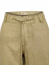 Pantalón de lino color verde oliva, con pretina de jersey ajustable con cordón, calce regular, bolsillos delanteros y traseros, y refuerzo de entrepierna.