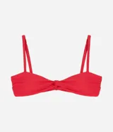 Top de bikini bandeau color rojo, confeccionado en microfibra acanalada. Tiene breteles ajustables y removibles, nudo en el centro, copa removible y lazo en la espalda.