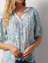 Blusa de gasa estampada con cuello en V, mangas cortas abullonadas con puño y terminación anudada en la parte delantera.