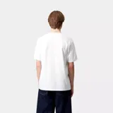 Remera verde militar de manga corta con bolsillo en el pecho izquierdo y logo de Carhartt bordado en el bolsillo.