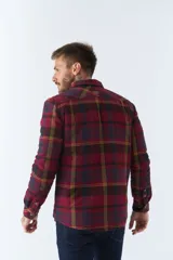 Sobrecamisa de viyela para hombre con interior capitoneado, fit regular, manga larga, cierre con botones, bolsillos y logo en grifa de cuero.