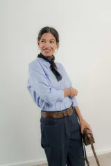 Camisa rosa pálido de algodón con cuello tipo masculino, abotonadura central, manga larga y puños con botones. Presenta canesú y cuello bordado con cadeneta a contratono.